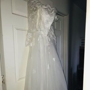 Ball dress and can also be worn for a wedding dress